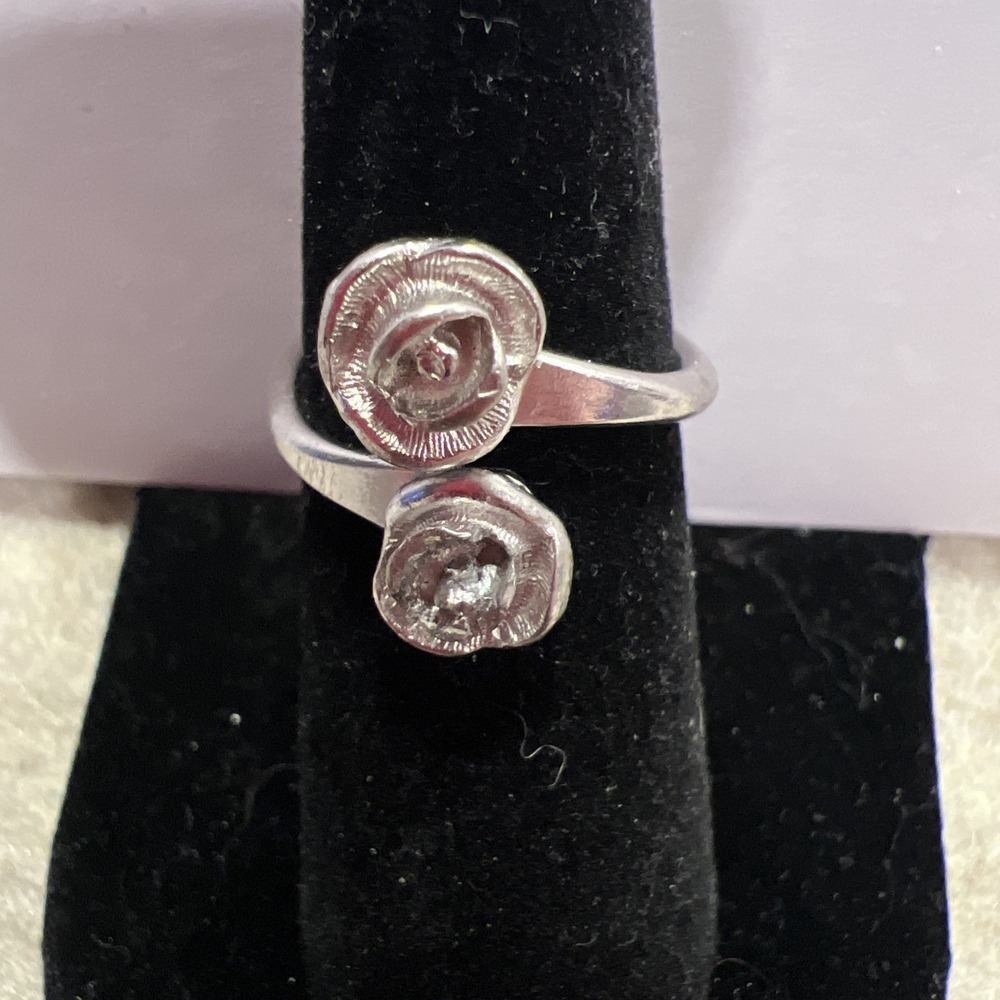 PRETTY SARAH COVENTRY SILVER TONE RING WITH ROSES - SIZE 6.5